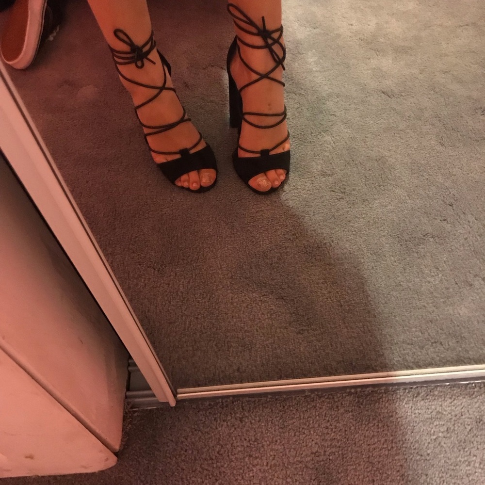 Strappy rose heels 🌹